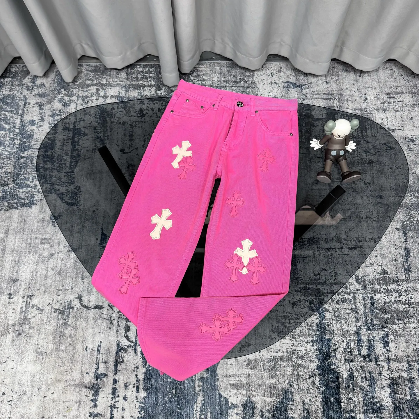 P260 Chrome hearts｜ch Chrome Hearts Limited Barbie Pink Leather Jeans for Girls - Charming dopamine personalized jeans, indispensable for fashionistas, the same model for celebrities, and one touted by many bloggers. This new pair of pants is perfect in terms of shape and upper body. It is no exaggeration to say that making a pair of jeans is equivalent to making 20 short-sleeved pieces. The fabric is made of high-quality imported denim. It has a unique high-end texture. I am very satisfied with it after washing and proofing several times.  Color: Barbie Pink Size: 28/30/32/34 Waist: 74/76/78/80 Pants Length: 101/102/103/104
